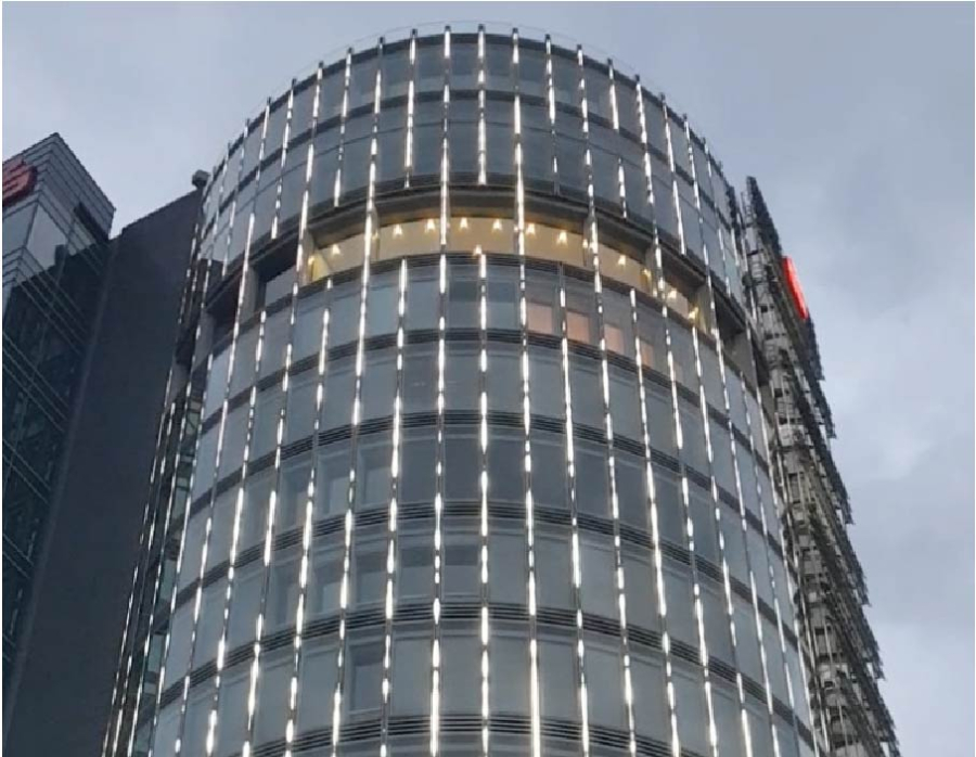 livebau installiert Fassadenbeleuchtung am Sparkassenturm